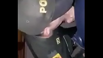 Policial fazendo sexo gay fardado