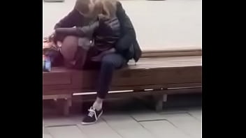 Casal indiscreto na praça sex