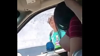 Gostosa mostrando os peitos no carro xvideos