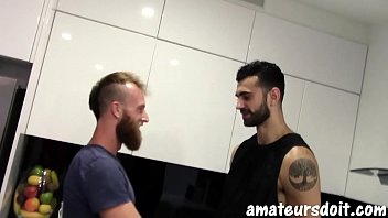 Sexo gay na cozinha bear muscle