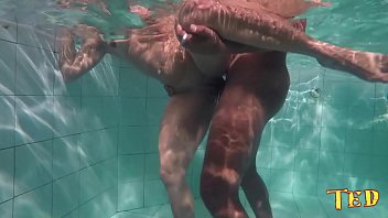 Sexo na piscina com negoes