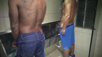 Policial follado por vários em banheiro sexo gay