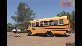 Novinho estudante faz sexo ônibus escolar