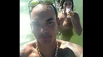 Casais no sexo grupal na praia porno