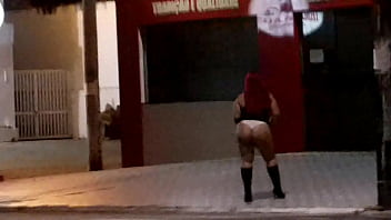 Novinha gostosa de vestidinho curto fazendo sexo