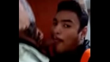 Sexo gay com garotos novinhos beijando