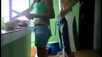 Sexo lésbico mãe chupando a filha na cozinha