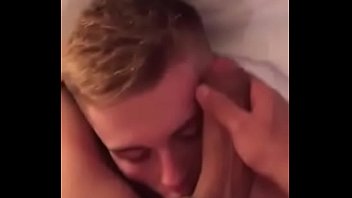 Sexo gay novinho dando para o amigo da eacola