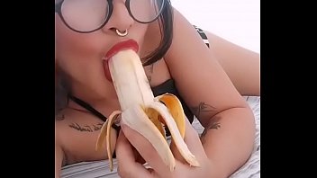 Sexo chupando uma banana