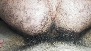 Homem peludo maduro fazendo sexo com garoto gay