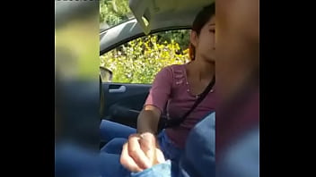 Esposa faz sexo no carro por dinheiro