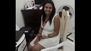 Garota mostrando os peitos e fazendo sexo