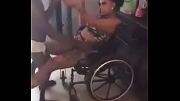 Mulher cadeirante deficiente sexo quente