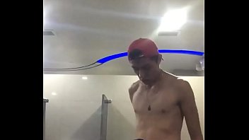 Sexo no banheiro video gay