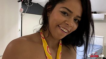 Brasileira mulher conhecendo outra mulher no sexo porno