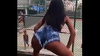 Morena de short de menos rebolando sex