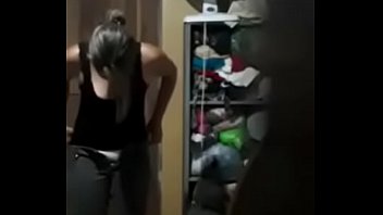 Tia coroa trocando de roupa acaba em sexo