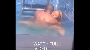 Loira fazendo sexo na piscina