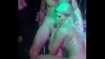 Video de mulher fazendo sexo oral no palco