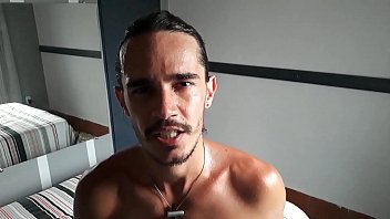 Conto erotico gay sexo no apartamento do virgem