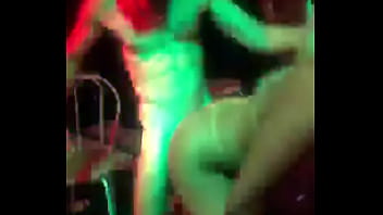 Stripper fazendo sexo com homem no palco