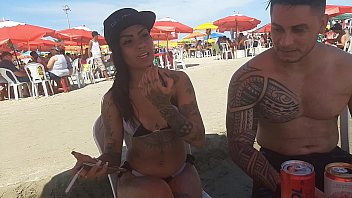 Sexo com a ninfeta encontrou na praia