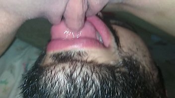 Homem profissional do sexo anal e buceta piscando mijando