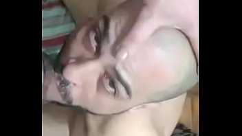 Sexo gay pegando na rola mijando