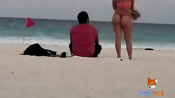 Homens em sexo na praia