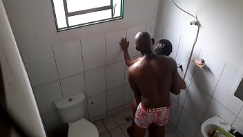 Sexo vintage negro superdotado sendo chupado no banheiro