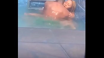 Sexo emilly na piscina