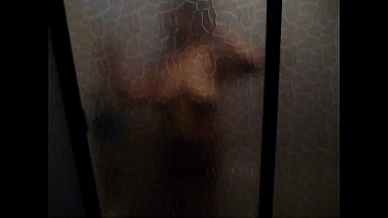 Filho espiando a mãe tomando banho na banheira sexo