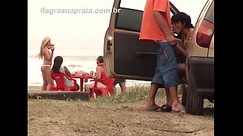 Casal faz sexo na praia no exterior