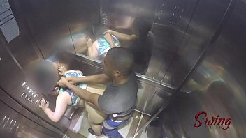 Sexo de homem rico com a amante no elevador
