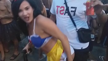 Mina gata fazendo sexo no carnaval no bloco