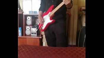 Ruiva tocando violão sexo