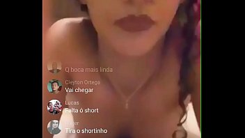 Tarada pagando peitinho sexo