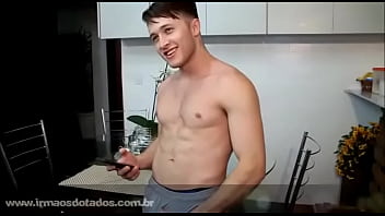 Sexo porno gay bebendo com o amigo