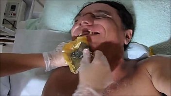 Depiladora depilando penis de homem sex