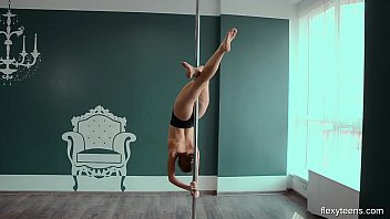 Sexo se esfregando no pole dance lesbicas