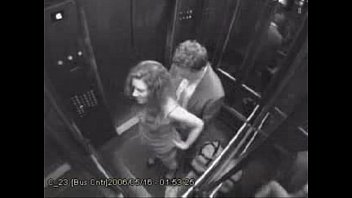 Sexo sensual no elevador