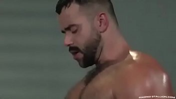 Masagista musculoso faz sexo gay com homem sarado