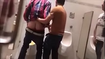 Gay é pego a força ao entrar no banheiro sexo
