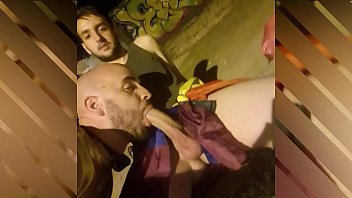 Sexo gay em beco escuro