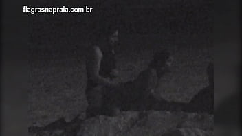 Casal fazendo sexo na praia flagra