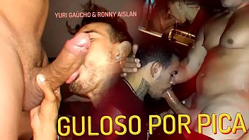 Sexo gay engolindo pau do amigo