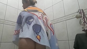 Mulher pelada tomando banho de esperma no sexo forçado