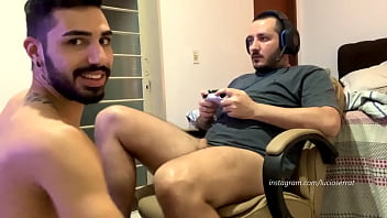 Sexi gay brasileiro com gamer