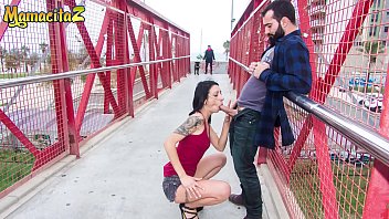 Casal fazendo sexo oral em publico