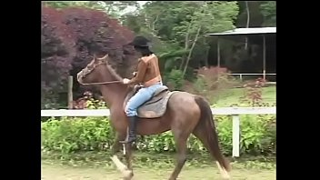 Filme de porno mascara de cavalo